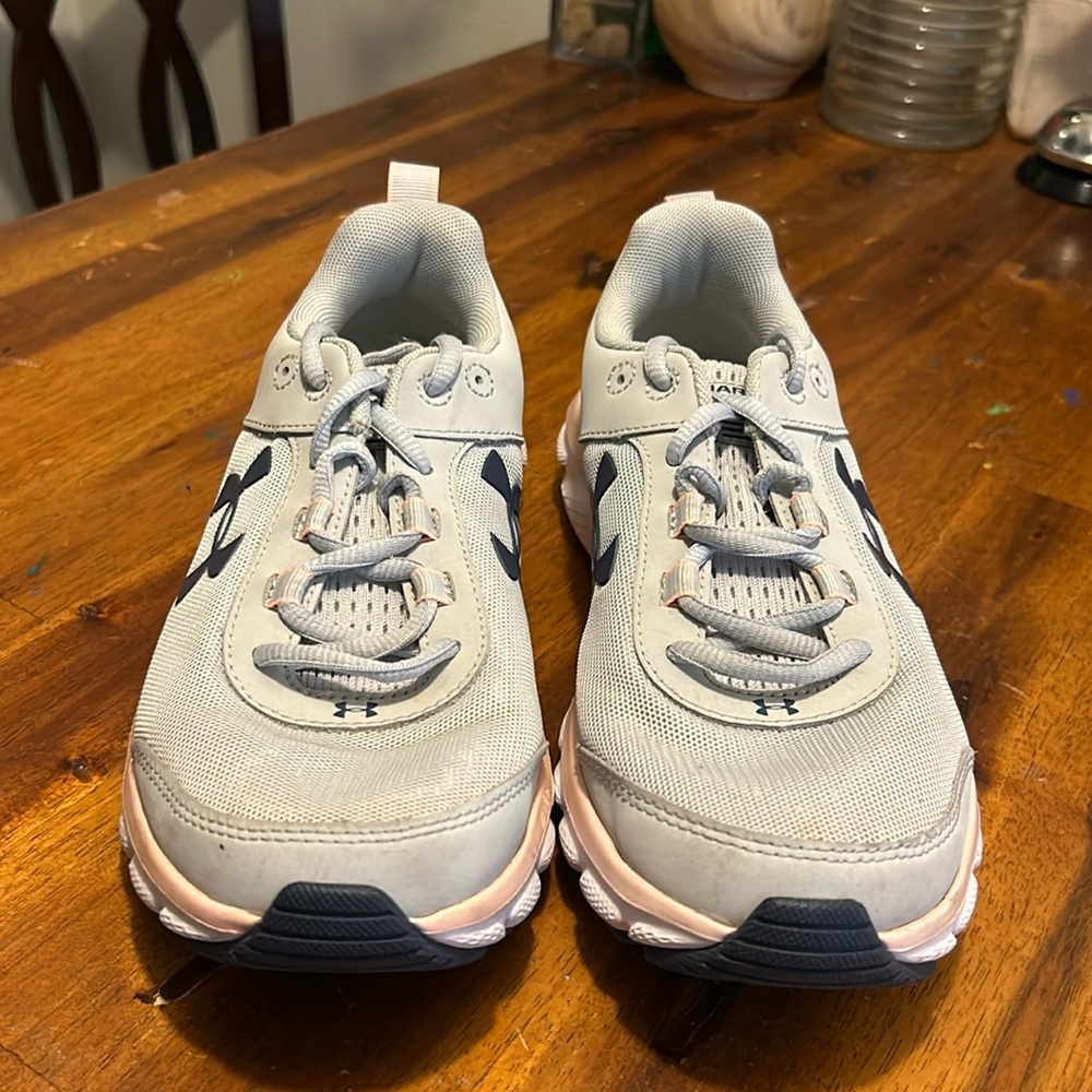 Excellent Undet Armour Charged Assert Woman's Grey/Pink Running Shoe..Size: 7.5